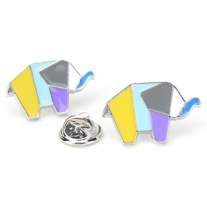 Détail de broches éléphants géométriques colorées avec fermoir papillon argenté