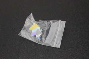 Détail d'une broche cheval origami géométrique colorée en alliage de zinc et émail goutte