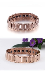 Détail du bracelet magnétique or rose avec inserts en pierre noire et fermoir pliant