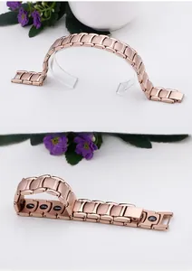 Détail du bracelet de magnétothérapie en acier inoxydable rose doré avec inserts