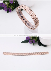 Vue détaillée du bracelet magnétique en or rose avec aimants noirs sur les maillons internes