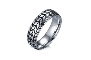 Vue macro détaillée de la bague homme en acier inoxydable avec texture pneu industriel