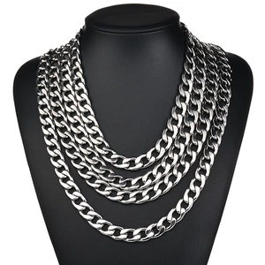 Collier gourmette multicouche en acier inoxydable pour homme style hip-hop sur buste