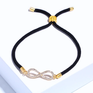 Dettaglio del bracciale regolabile in corda nera con simbolo dell'infinito in zirconi