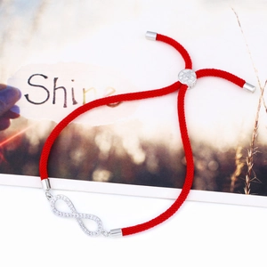 Dettaglio del bracciale rosso infinito con zirconi e chiusura a coulisse regolabile