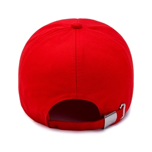 Berretto da baseball rosso regolabile in cotone con fibbia metallica sul retro della testa