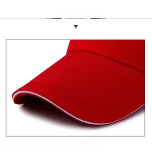 Dettaglio cappellino rosso in cotone con visiera sandwich bianca e cuciture rinforzate