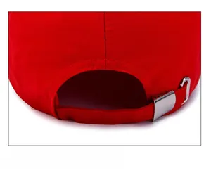 Dettaglio del cappellino in cotone rosso con fibbia in metallo argento e cinturino regolabile