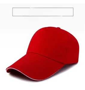 Dettaglio del berretto da baseball rosso con visiera sandwich bianca in twill di cotone