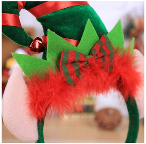 Détails du serre-tête lutin de Noël avec plumes rouges, oreilles vertes et nœud rayé