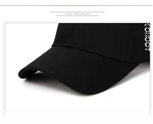 Détail de la visière de casquette avec surpiqûres et lettrage blanc sur le côté