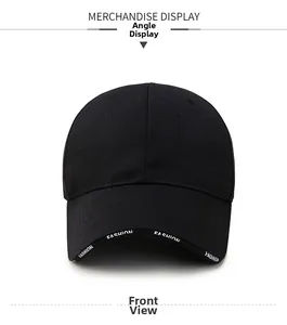 Vue détaillée de face d'une casquette noire avec broderie FASHION blanche sur la visière
