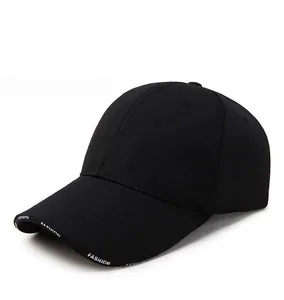 Détail de la visière de casquette noire en coton avec imprimé FASHION en blanc