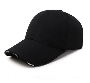 Détail de casquette en coton avec lettrage FASHION blanc sur le bord de la visière