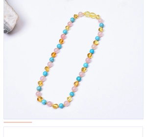 Détail du collier bébé en ambre, turquoise et quartz rose avec fermoir à vis