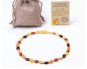 Détail du collier en ambre de la Baltique avec certificats et pochette en lin