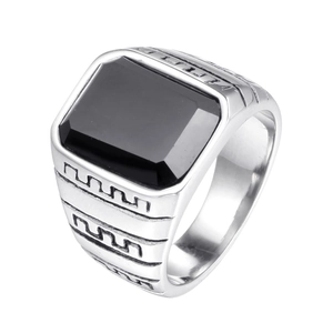 Bague pour homme en acier titane avec pierre noire carrée et gravures grecques