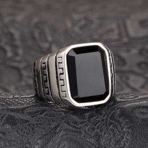 Bague rétro en acier pour hommes avec onyx noir et motifs de grecque classique