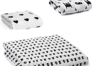 Lot de trois langes en mousseline de coton pour bébé aux motifs monochromes de cœurs et héros
