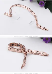 Vue détaillée du bracelet de thérapie magnétique en or rose avec pierres fonctionnelles