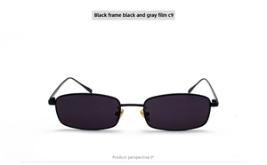 Detalle de gafas de sol cuadradas de metal negro con lentes grises y almohadillas oro