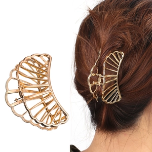 Grande pince à cheveux dorée évidée en forme d'éventail pour coiffure élégante de femme