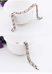Dettaglio del bracciale a maglie bicolore in acciaio inossidabile con zirconi e chiusura a clip