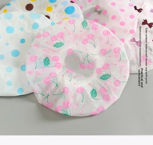 Détail de bonnets de douche imperméables avec divers motifs de dessins animés mignons