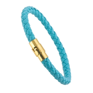 Nahaufnahme eines türkis geflochtenen Lederarmbands mit goldener zylindrischer Metallschließe