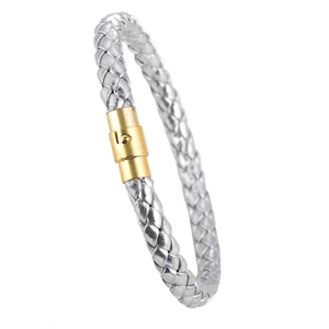 Detail eines silbernen geflochtenen Armbands mit zylindrischem goldenem Metallverschluss