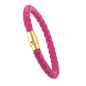Detail eines rosa geflochtenen Lederarmbands mit einem polierten Gold-Magnetverschluss