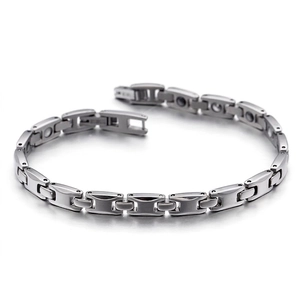 Bracelet à maillons en acier titane poli pour hommes avec fermoir et design industriel