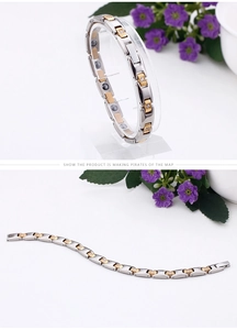Dettaglio del bracciale magnetico bicolore con zirconi incastonati e pietre nere interne