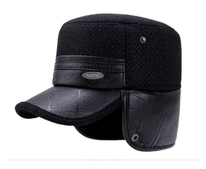 Dettaglio del cappello invernale nero da uomo con paraorecchie e fibbia in metallo Casual