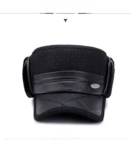 Vista frontale del cappello invernale nero con tessuto testurizzato e paraorecchie caldi stile casual
