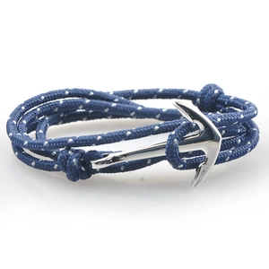 Dettaglio del bracciale nautico blu a pois bianchi con chiusura ad ancora argentata