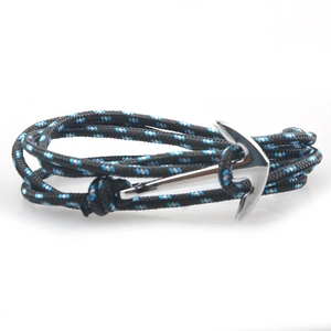 Détail du bracelet nautique en corde tressée noire et bleue avec fermoir ancre argenté
