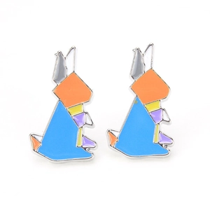 Détail de boucles d'oreilles lapin en émail coloré avec monture géométrique en argent
