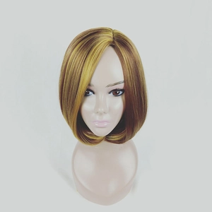 Detailansicht der glatten Ombré-Blonden Bob-Perücke mit natürlicher Textur am Model