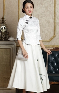 Elegantes weißes Cheongsam-Set mit schwarzen Froschknöpfen und langem Blumenrock