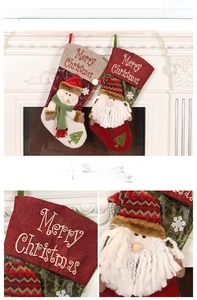 Détail de la broderie Merry Christmas et peluche Père Noël 3D sur les chaussettes