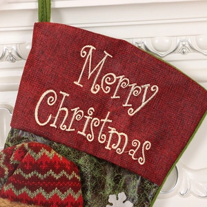 Chaussette de Noël en toile rouge avec broderie dorée Merry Christmas sur cheminée