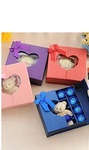 Detail der Seifenblumen-Geschenkbox mit 10 Stück und Plüschbär in Herzfenster-Verpackung