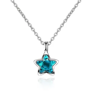 Collar de cadena plateada minimalista con colgante de estrella azul y cristal tallado