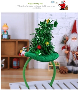 Détail d'un serre-tête de Noël avec mini sapin en paillettes vertes et pompons colorés