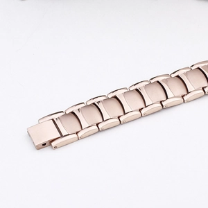 Bracelet magnétique en acier inoxydable or rose avec maillons en métal brossé et poli