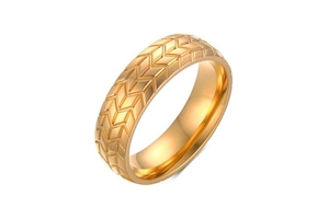 Gros plan d'une bague en acier inoxydable doré avec des textures en forme de V