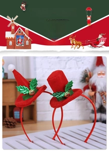 Detail von roten Weihnachts-Haarreifen mit festlichen Hüten, grünen Pailletten und Glocken