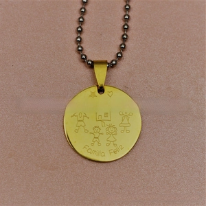 Polished gold stainless steel round tag with engraved Familia Feliz family illustration