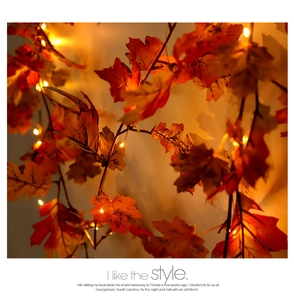 Détail de guirlandes LED en feuilles d'érable blanc chaud avec textures orange réalistes